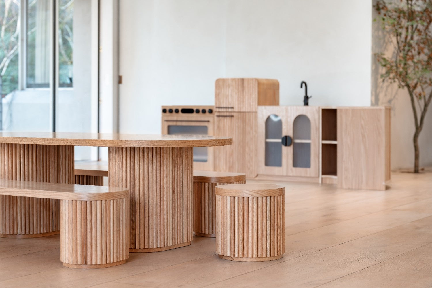 Geriffelter ovaler Kindertisch – Aktivitätstisch aus massiver europäischer Eiche