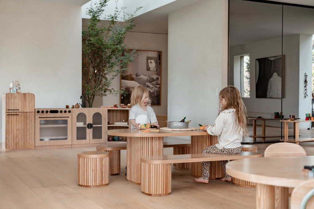 Geriffelter ovaler Kindertisch – Aktivitätstisch aus massiver europäischer Eiche