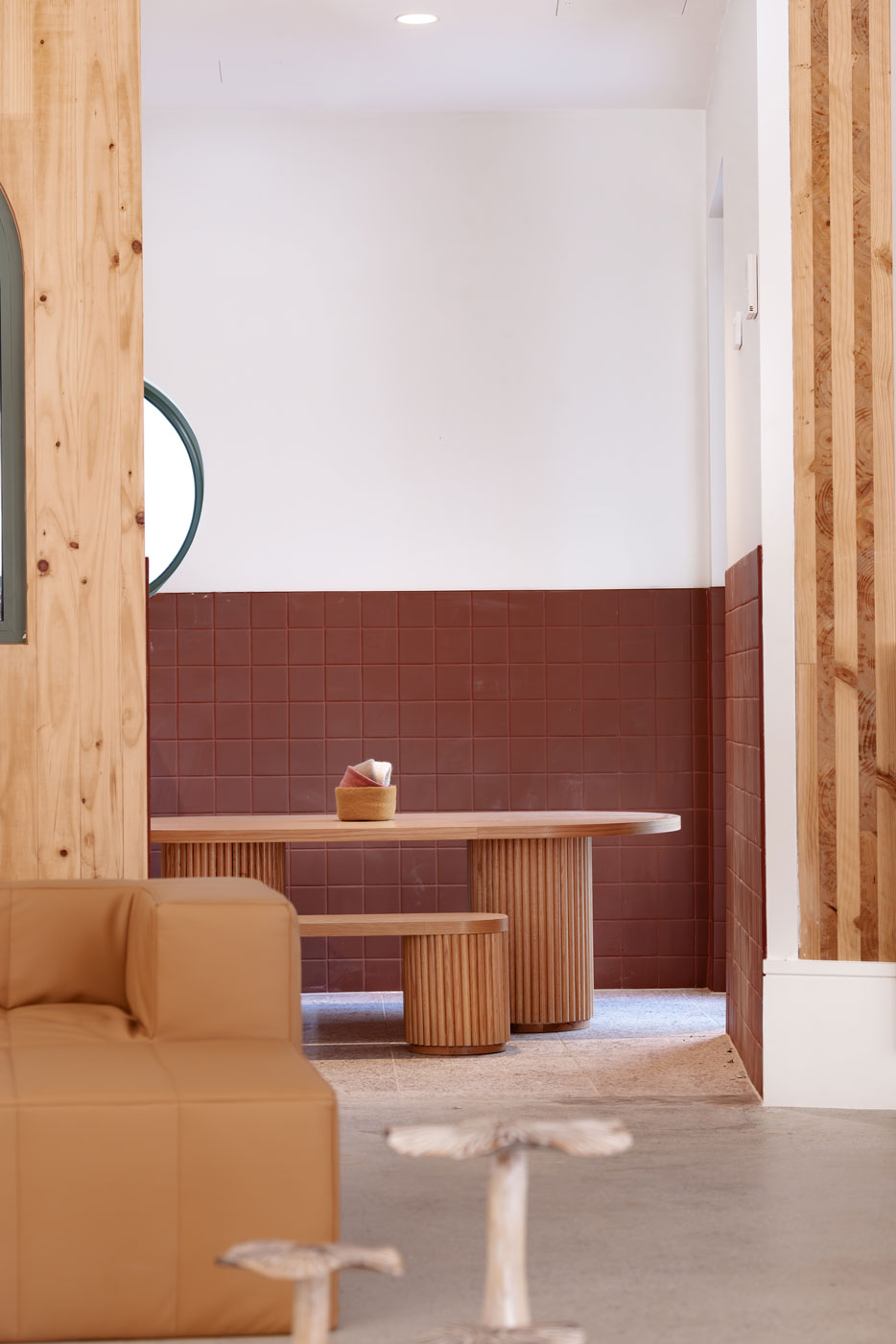 Geriffelter ovaler Kindertisch – Aktivitätstisch aus massiver europäischer Eiche