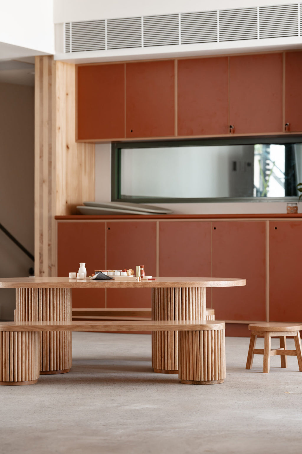 Geriffelter ovaler Kindertisch – Aktivitätstisch aus massiver europäischer Eiche