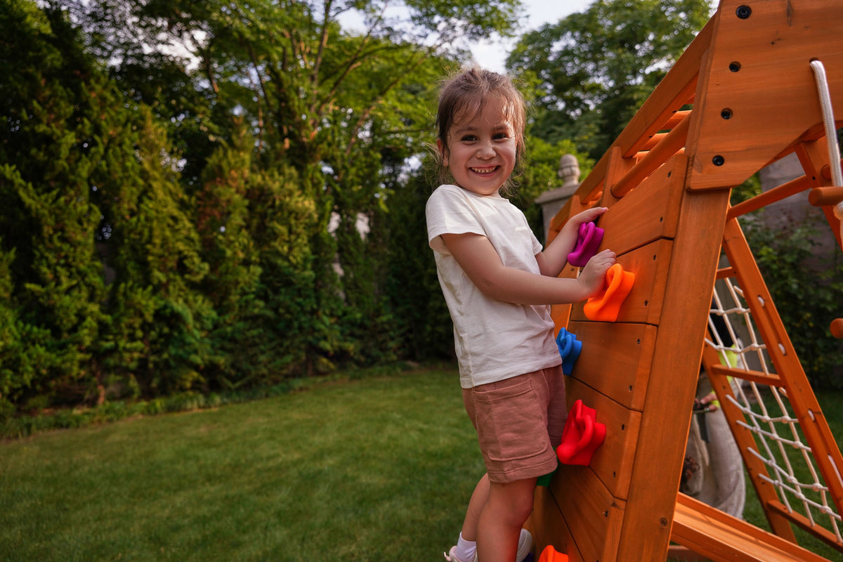 Rock climbing wall on the Avenlur Magnolia outdoor climber