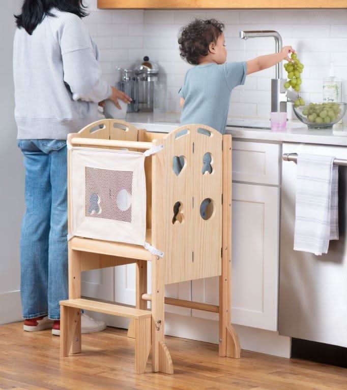 Avenlur Plum foldable kitchen tower for toddlers at the counter