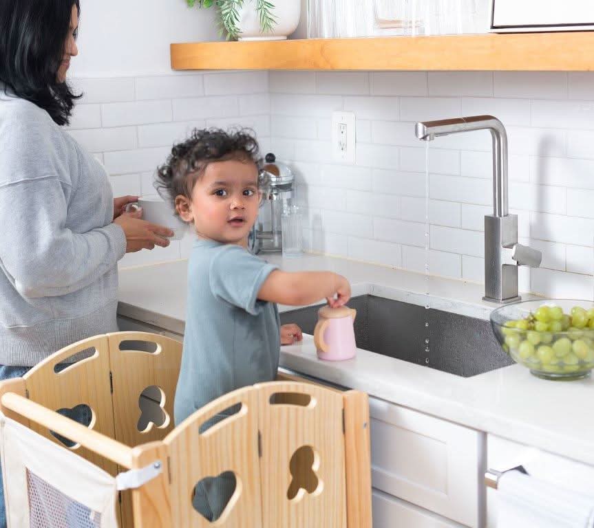 Avenlur Plum kitchen helper with safety rails and wide platform