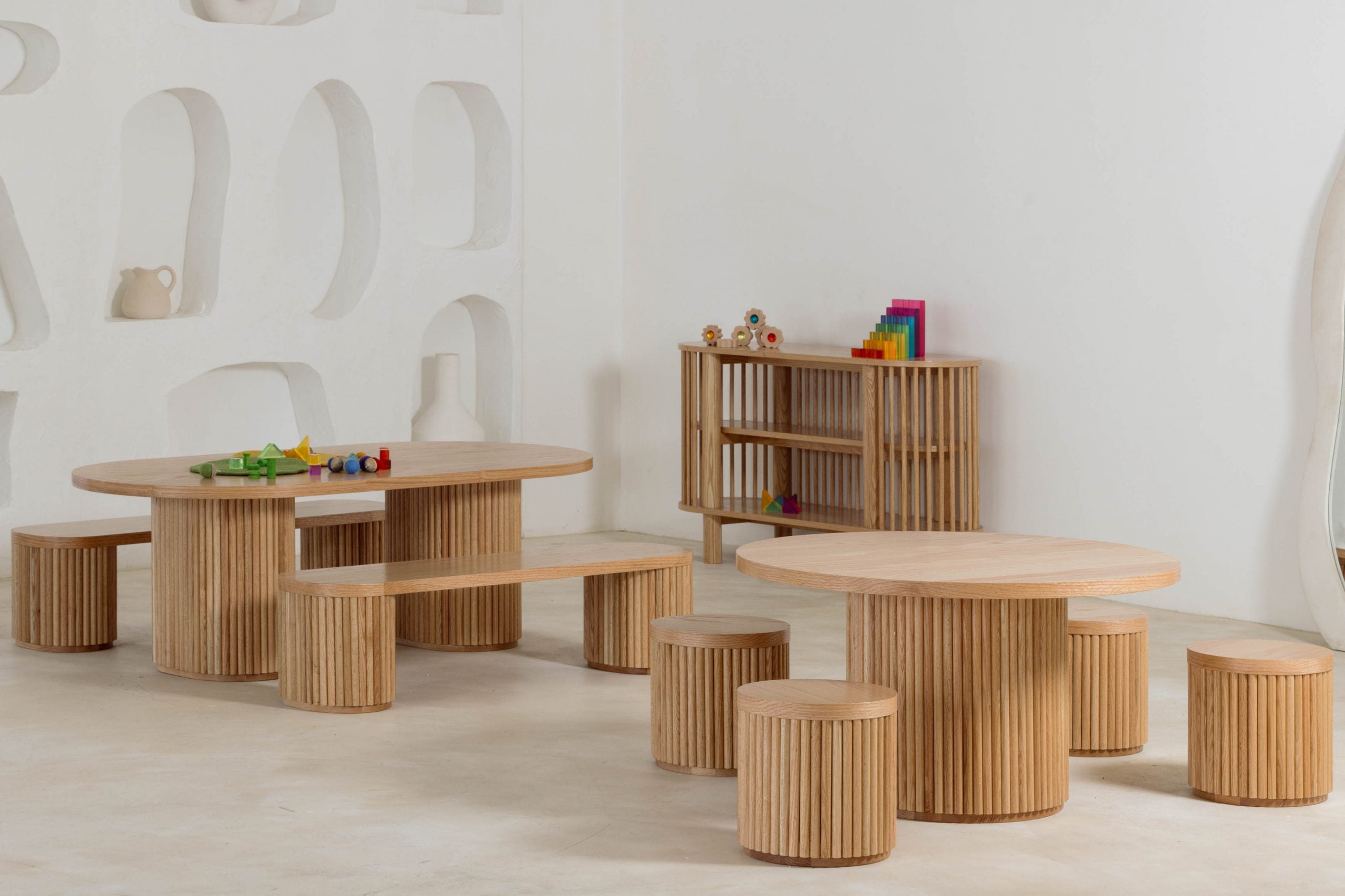 Geriffelter ovaler Kindertisch – Aktivitätstisch aus massiver europäischer Eiche