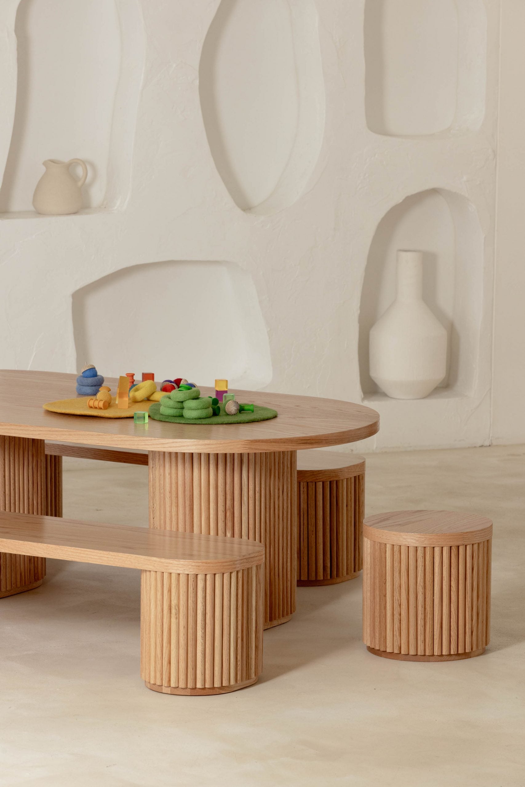 Geriffelter ovaler Kindertisch – Aktivitätstisch aus massiver europäischer Eiche