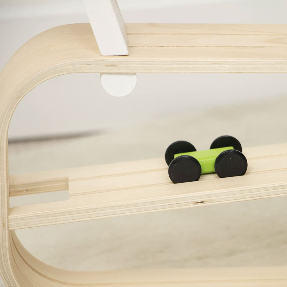 Avenlur car ramp toy with four wooden race cars