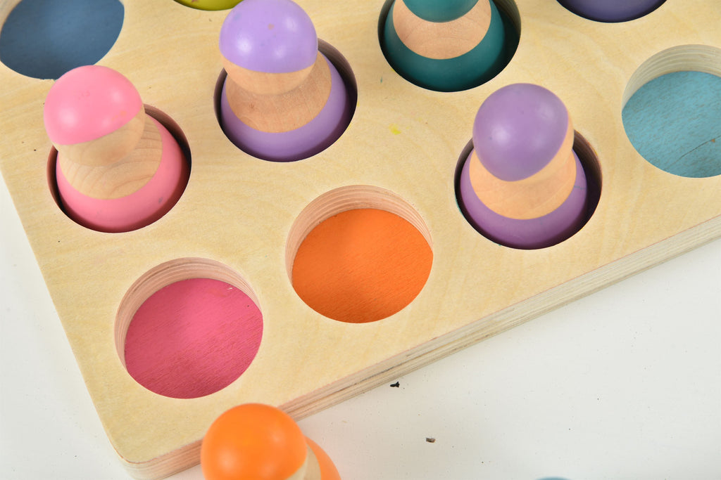 Avenlur wooden peg dolls with their storage tray